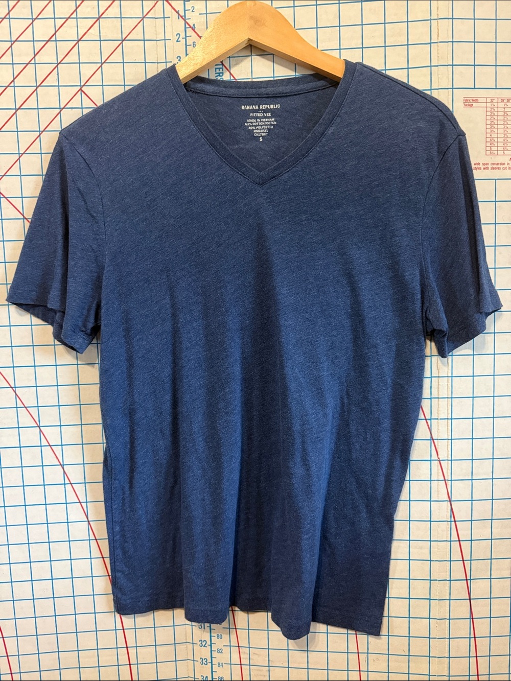 Banana Republic Men's Dark Blue V-Neck Tee